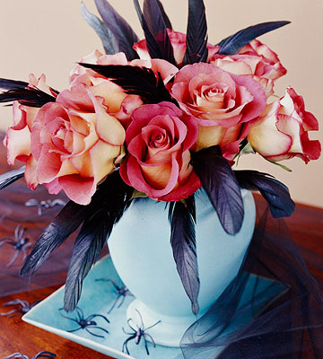 nápady na výzdobu halloween kytica ruží pavúky havranie perie