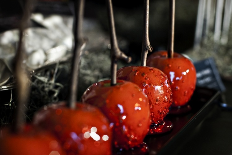 halloween-dekorácia-jablká-jedovatá-umelá-idea-glazovaná