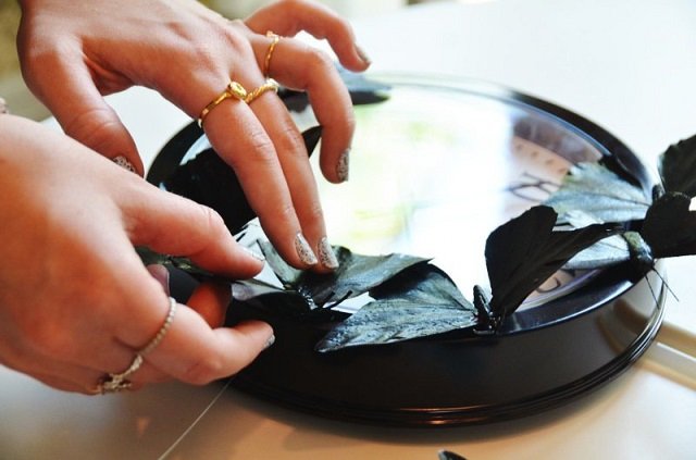 Motýľová nástenná dekorácia s hodinovou Halloweenovou výzdobou