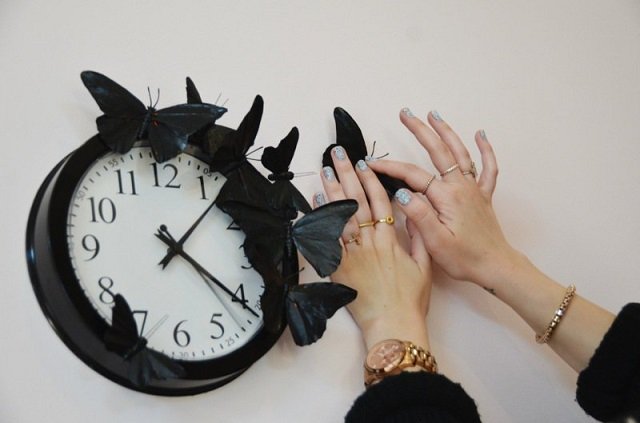 Okoreňte nástenné hodiny Vyrobte si papierové dekorácie sami Prilepte motýle