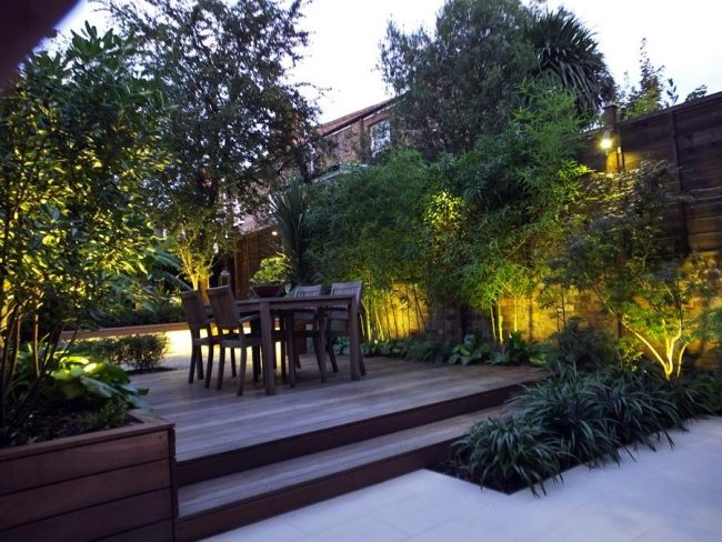 strešná terasa doska doska podlaha jedálenský kút drevený nábytok rastliny na ochranu súkromia