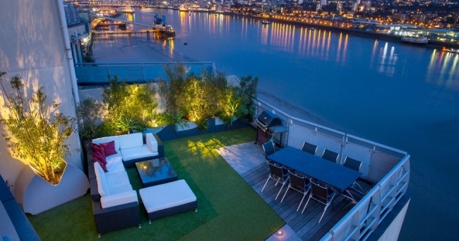 strešná terasa salónik jedálenský kút osvetlenie kvetináčov