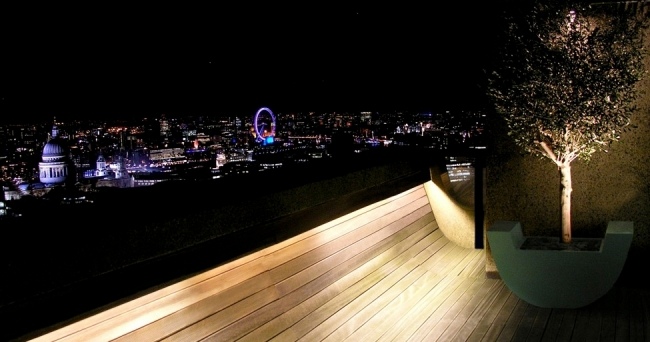 strešná terasa zábradlie drevené fošne ohýbať podpultové svetlá