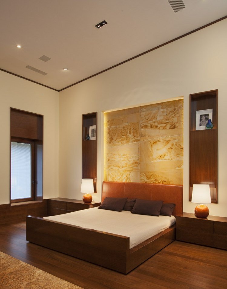 Osvetlená akcentovaná stena spálne zo žltého mramoru nápady na dizajn spální mramorový akcent nepriame osvetlenie kožené čelo postele hnedé