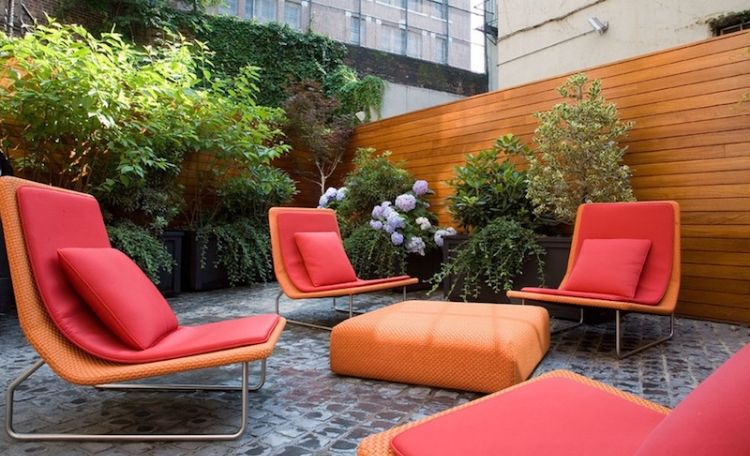 úzke záhrady nápady na dizajn dlhé malé záhradné výsadby dvorku dlažby záhradný nábytok výrazné farby červené vankúše