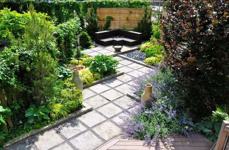 úzke záhrady nápady na dizajn dlhé malé záhradné výsadby dvorček dlažby záhradný nábytok sedenie