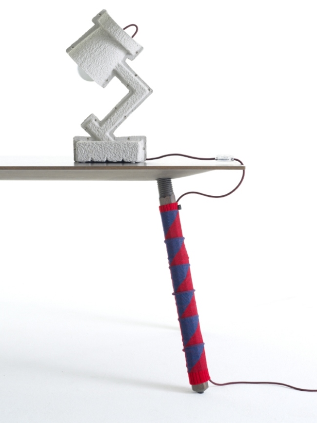 Pracovná pletená ponožka na stôl ako ozdoba písacieho stola