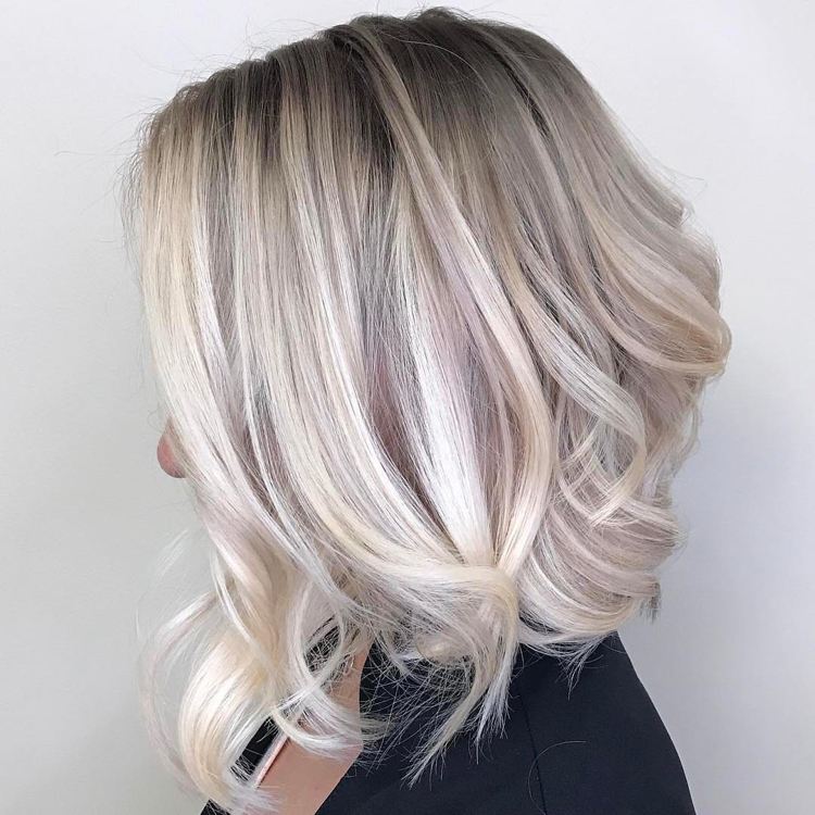 vrstvené vlasy krátke bob strieborné platinové blond