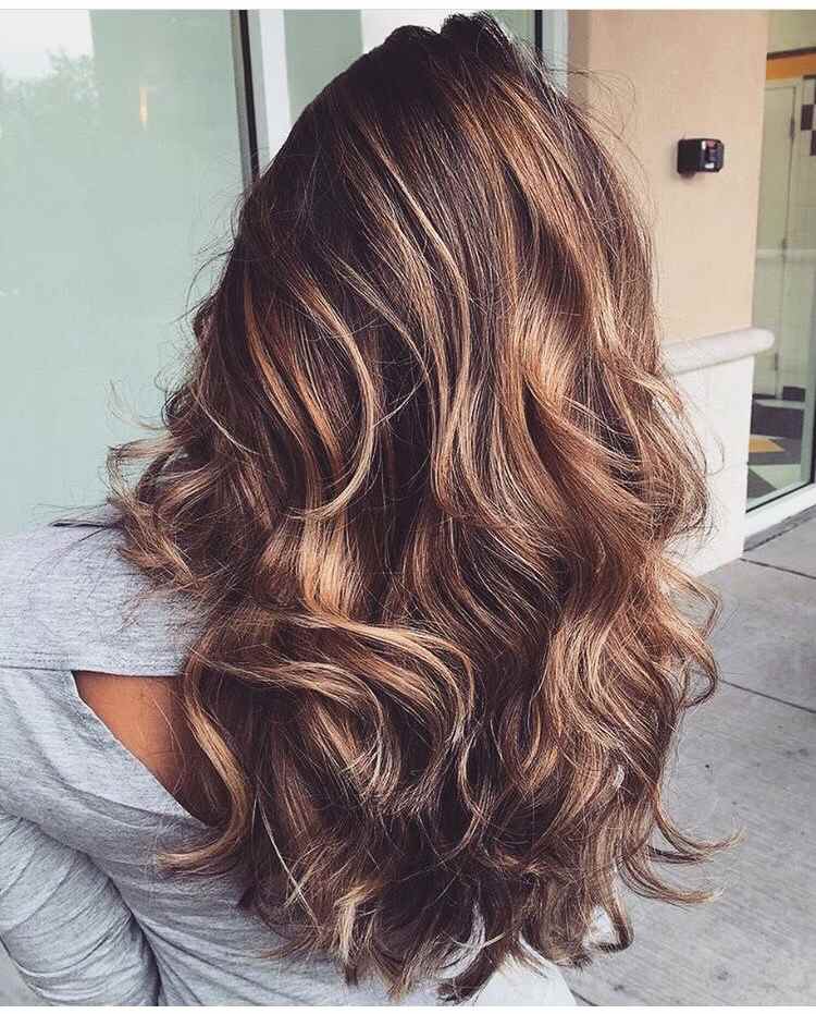 vrstvené vlasy dlhé hnedé balayage zdôrazňuje melír