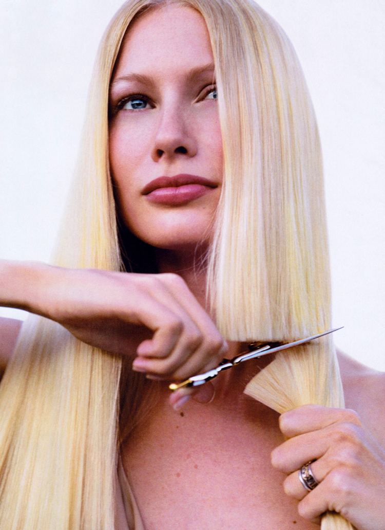 Vrstvené vlasy vrstvené vlasy trend blond účes moderný
