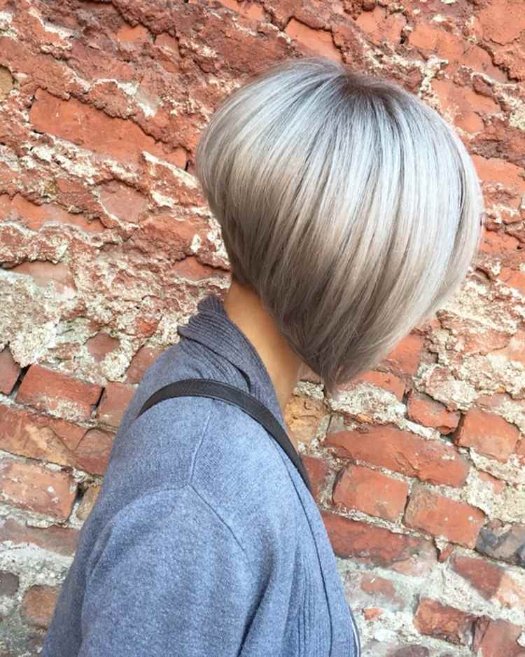 odstupňovaný bob v zadnej časti hlavy, dlhý vzadu, krátky strieborno-blond