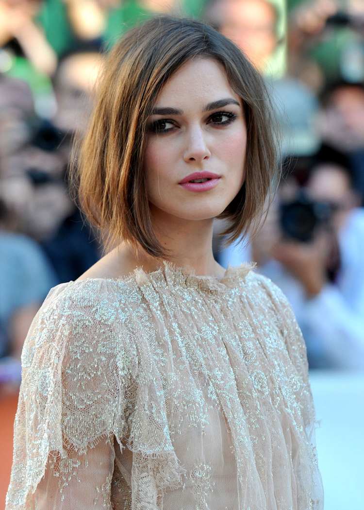 Vrstvený bob na husté vlasy a hranatú tvár, ako má Keira Knightley poschodová-bob-dlhá-brunetka-hnedá-hrubé vlasy-keira-knightley