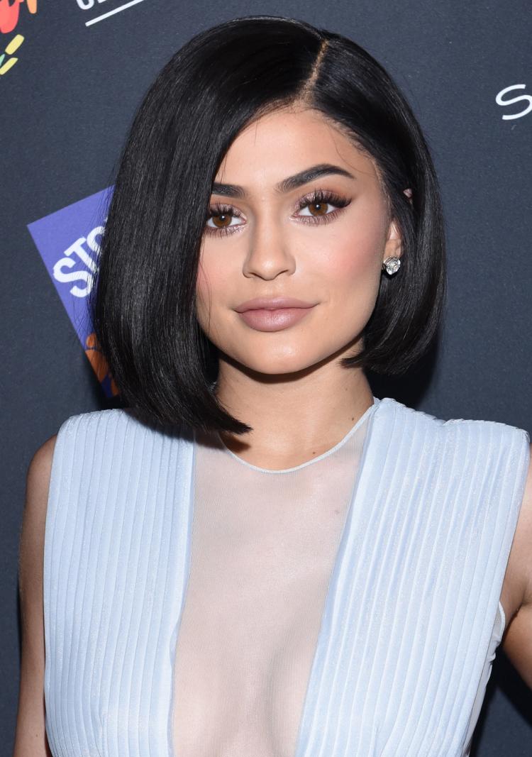 Najnovší účes Kylie Jenner - asymetrický bob vrstvené-bob-asymetrické-hrubé vlasy-kylie-jenner