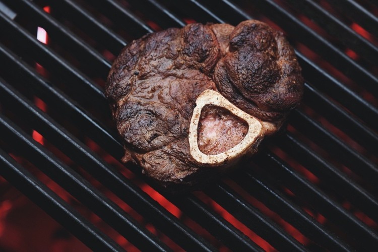 Zuhoľnatené mäso je karcinogénne