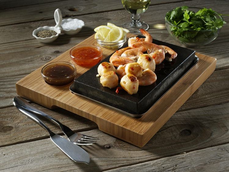 Morské plody na tanieri lávového kameňa Zdravé krevety pripravte grilované omáčky