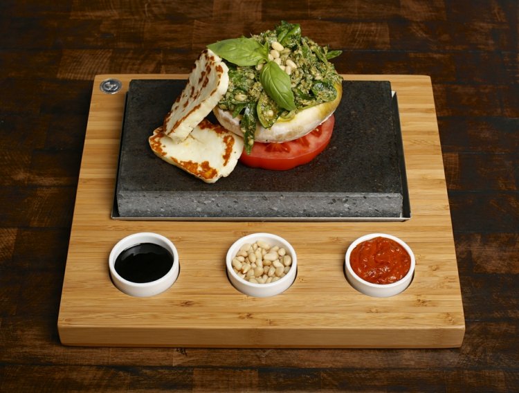 Pripravte si chutné jedlo - paradajky, byvolie mäso a pesto omáčku Zdravý byvolí mäsový steak Paradajková pesto omáčka s grilom, lávový kameň