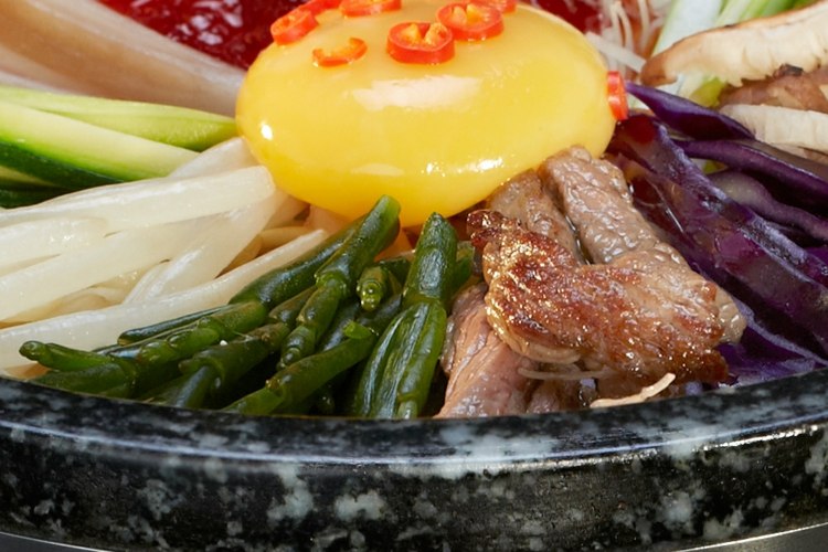 Zeleninu a varené vajíčka pripravte na tanieri z lávového kameňa Zdravá zelenina mäso chutné pripraviť nápady