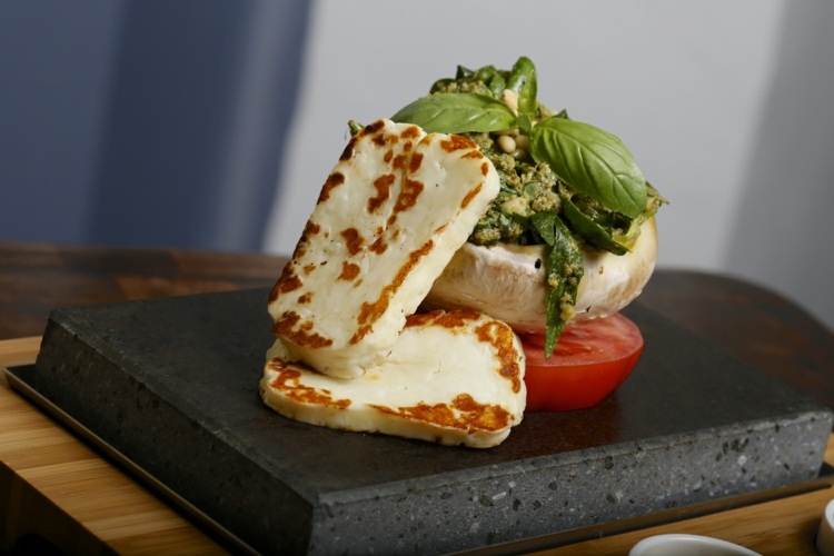 Na tanieri z lávového kameňa ugrilujte lahodný syr a mäso Zdravý syr byvolie mäso paradajka chutné recepty nízkokalorické jedlá