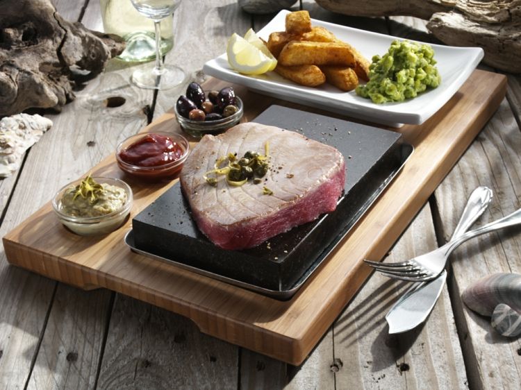 Varenie zdravé a chutné - tuniak na lávovom kameni Zdravý tanier z tuniakového lávového kameňa na prípravu zeleniny