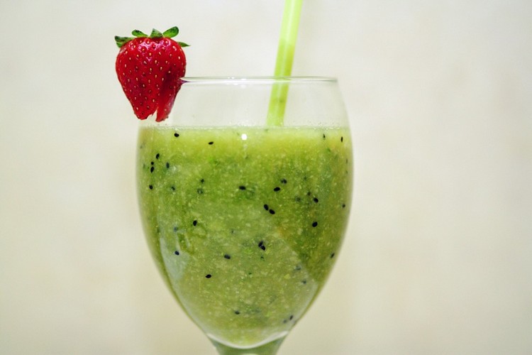 zdravé-zimné-raňajky-zelené-smoothie-kiwi-avokádo