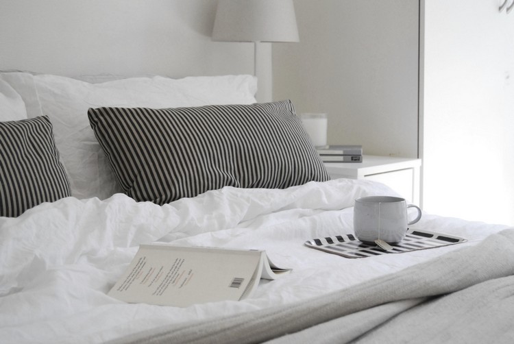 zdravý spánok-zimná posteľ-čítanie-biela-battlaken-kniha