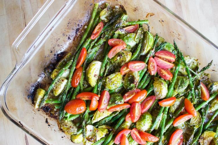 Recept na pečenú zeleninu so špargľou, kapustou, cesnakom a paradajkami