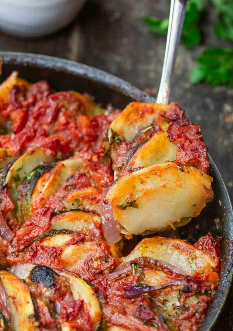 Zemiaky a cuketu ochutíme olivovým olejom a poukladáme na okrúhly podnos