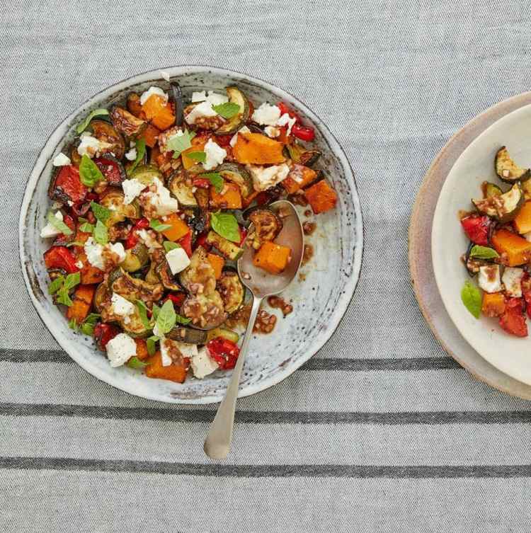 Ovčí syr a dresing podávame s pečenou zeleninou s baklažánom, tekvicou, cuketou a paprikou