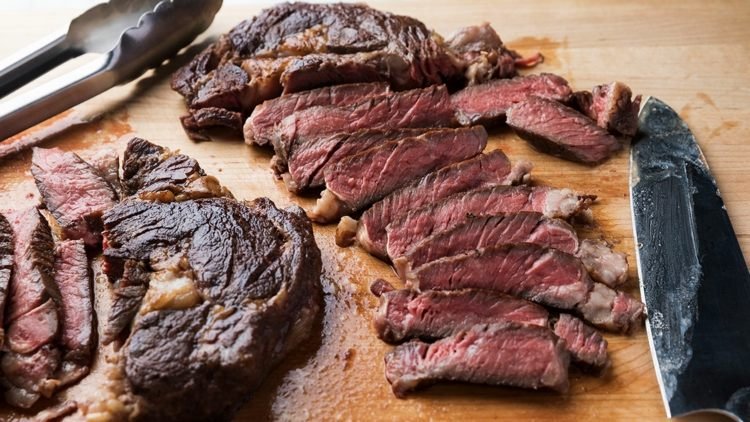 Upečte steak zo stredných rebier s aromatickou zeleninou