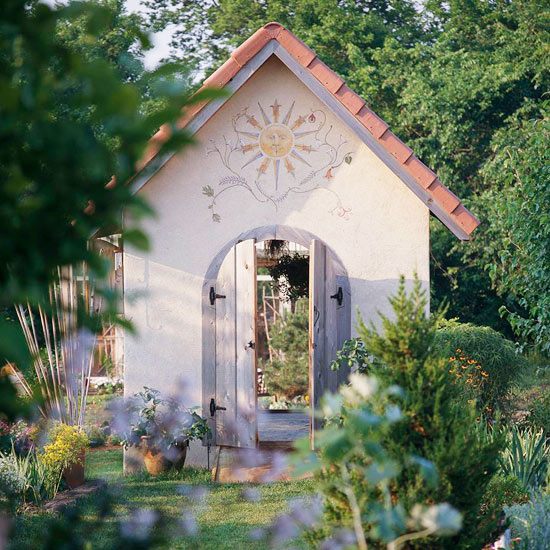 Nástroj na nástenné maľovanie záhradným prístreškom