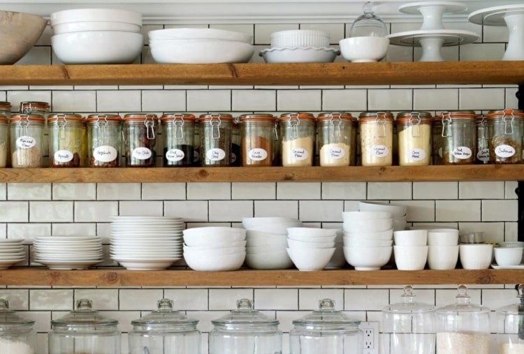 Stojan na korenie DIY pre minimalistický model vyrobený z drevených dosiek