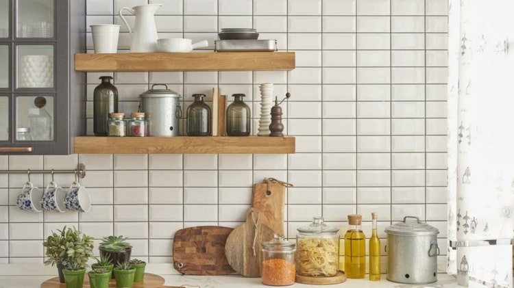 Stojan na korenie DIY s plávajúcim efektom na stenu vyrobenú z dreva