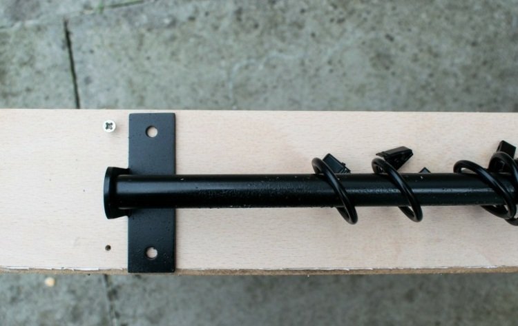 Kuchynskú lištu pripevnite na spodnú stranu police krúžkami so sponami