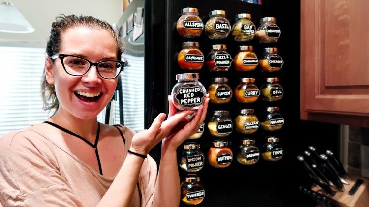 Na koreničky dajte magnetky a poukladajte ich na chladničku