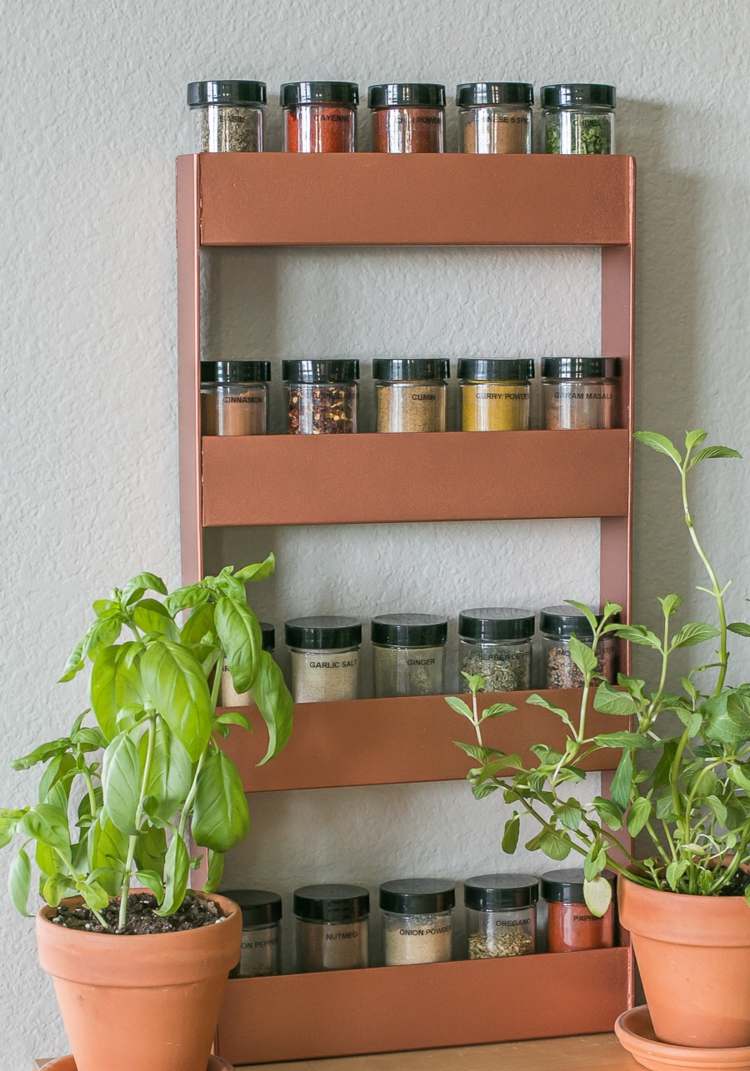 Moderná polica na korenie v medi