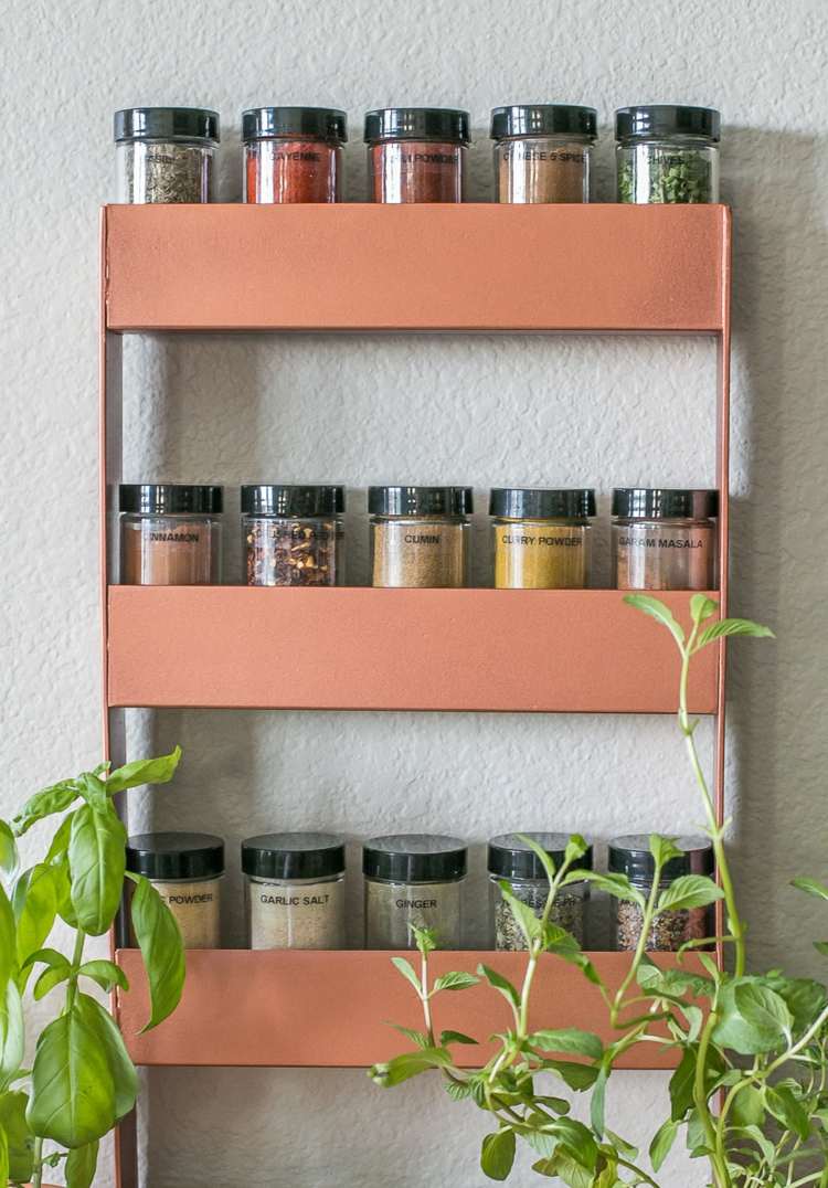 Elegantný dizajn police vyrobenej na mieru pre kuchynské korenie