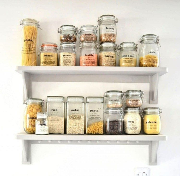 Zaveste na steny jednoduché police a použite ich na triedenie koreničiek a téglikov