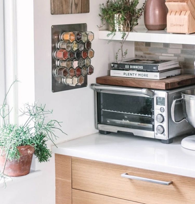 Malý stojan na korenie pre domácich majstrov s kovovou doskou na stenu a šesťhrannými nádobami na korenie v medovom vzhľade