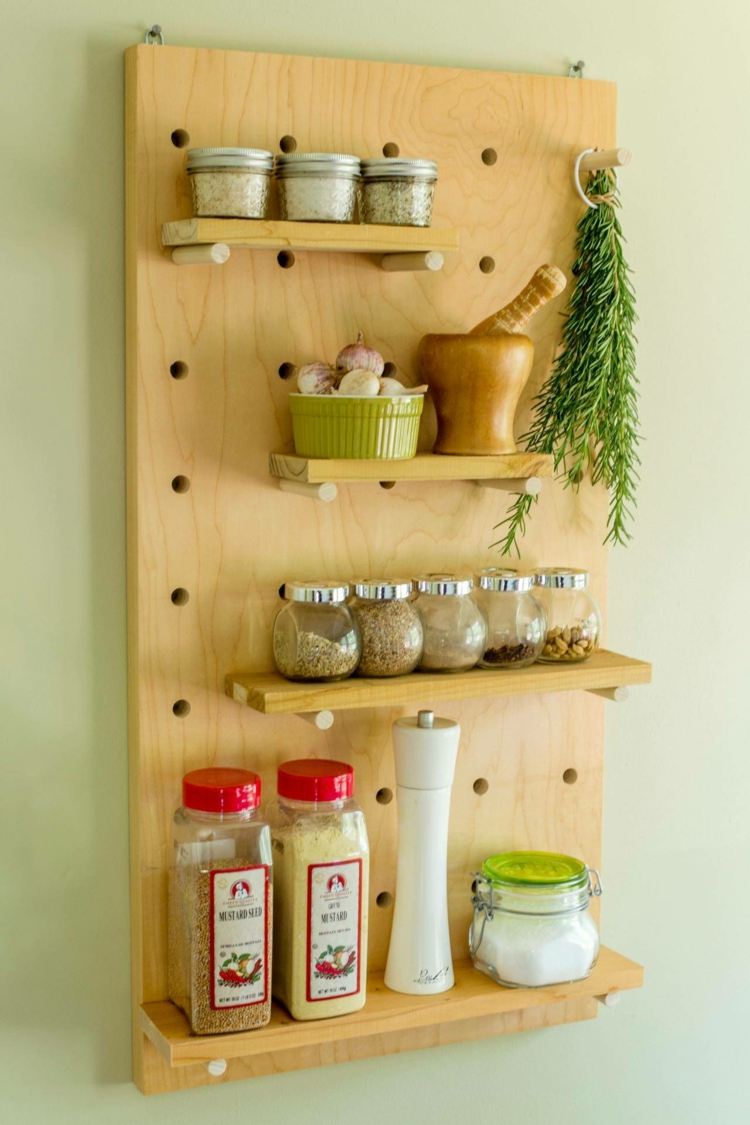 Jednoduchá perforovaná doska opatrená doskami a drevenými palicami