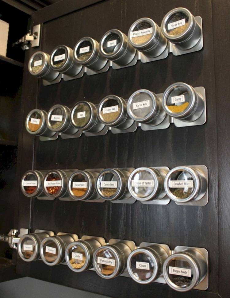 Rýchly a ľahký nápad na stojan na korenie DIY s magnetmi na dverách skrinky