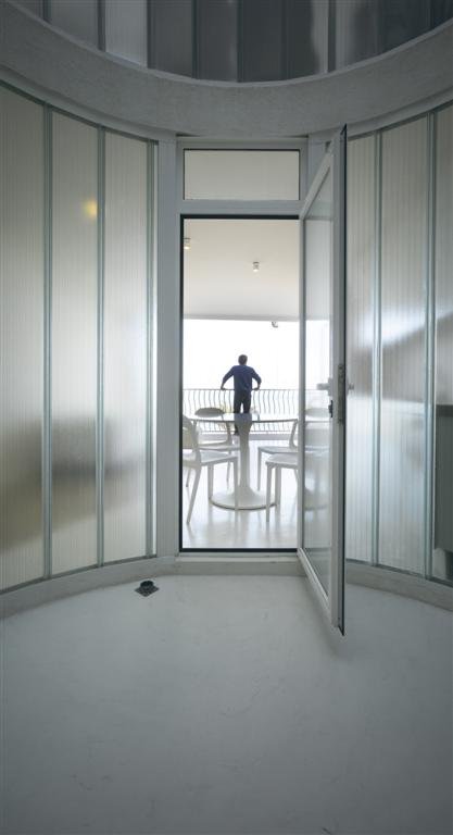 moderný vinutý dom-balkón zaujímavý minimalistický dizajn interiéru - balkón