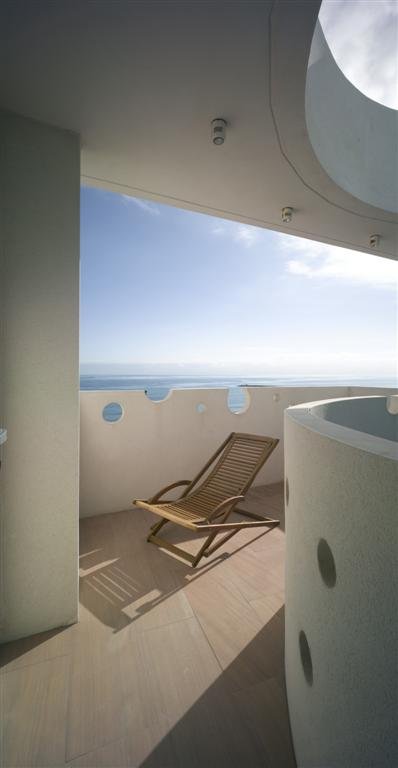 kľukatý dom minimalistická architektúra terasa Slnečná terasa drevené relaxačné ležadlo