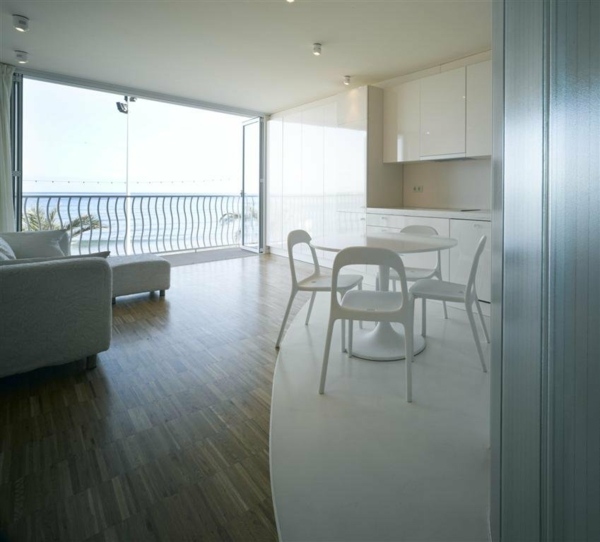 Interiérový dizajn navíjacieho domu Pohovka, kuchyňa, jedálenský nábytok v bielej farbe