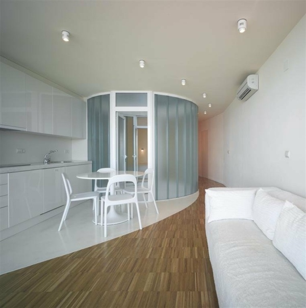 moderný kľukatý obytný priestor domu biele vysoko lesklé kuchynské okrúhle jedálenské stoličky