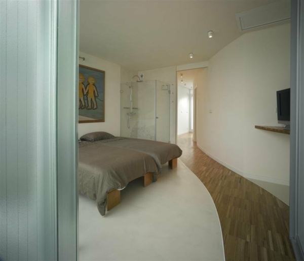 moderný vinutý dom minimalistický interiérový dizajn spálňa dve samostatné postele a biele steny