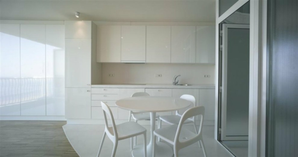 moderná minimalistická interiérová kuchyňa Kuchyňa, jedálenský nábytok v bielej farbe