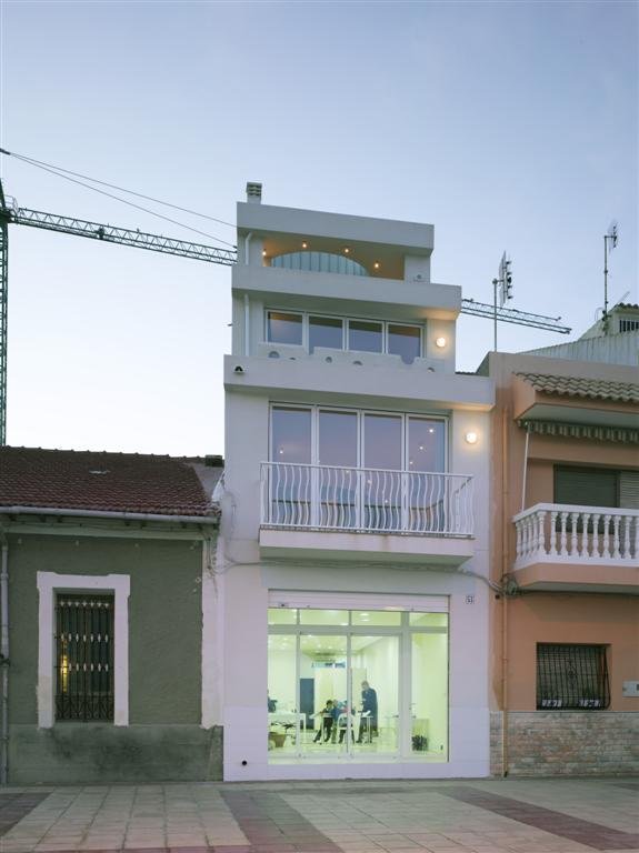 moderný dom - kľukatá minimalistická architektúra inovatívny dizajn domu - zvlnený minimalistický dom