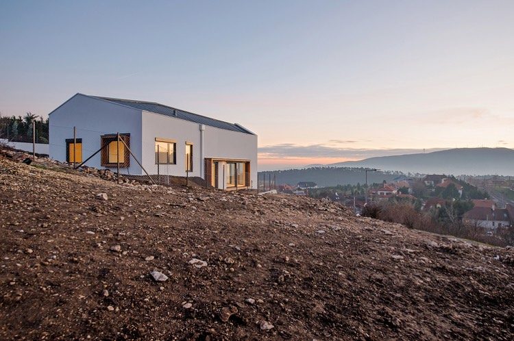 Štítová strecha dom na svahu