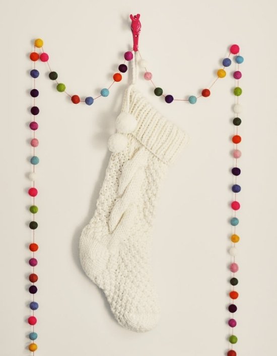 Závesná plstená guľa ozdoba na vianočné mikulášske čižmy