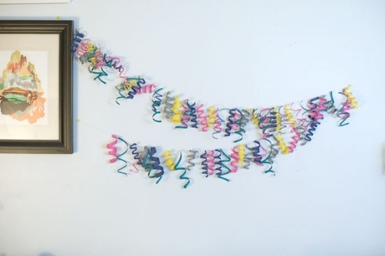 Stužky Tinker špirálovité girlandy sami - nápad lacné materiály - atraktívne